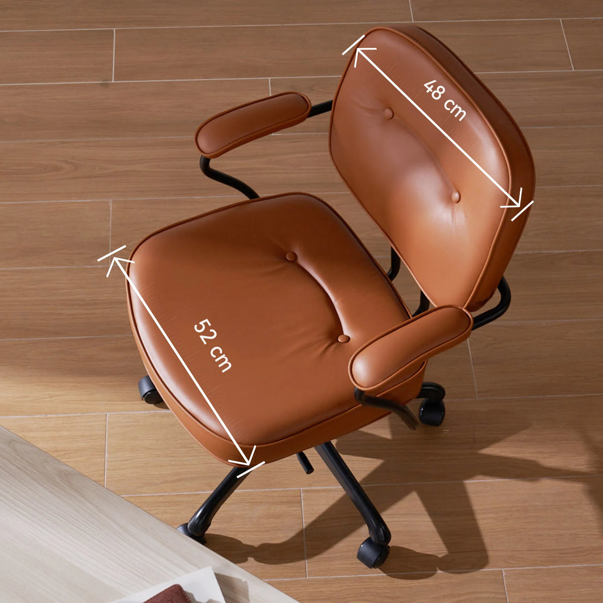 كرسي بذراعين فاخر من الجلد البني من سيهو L3D