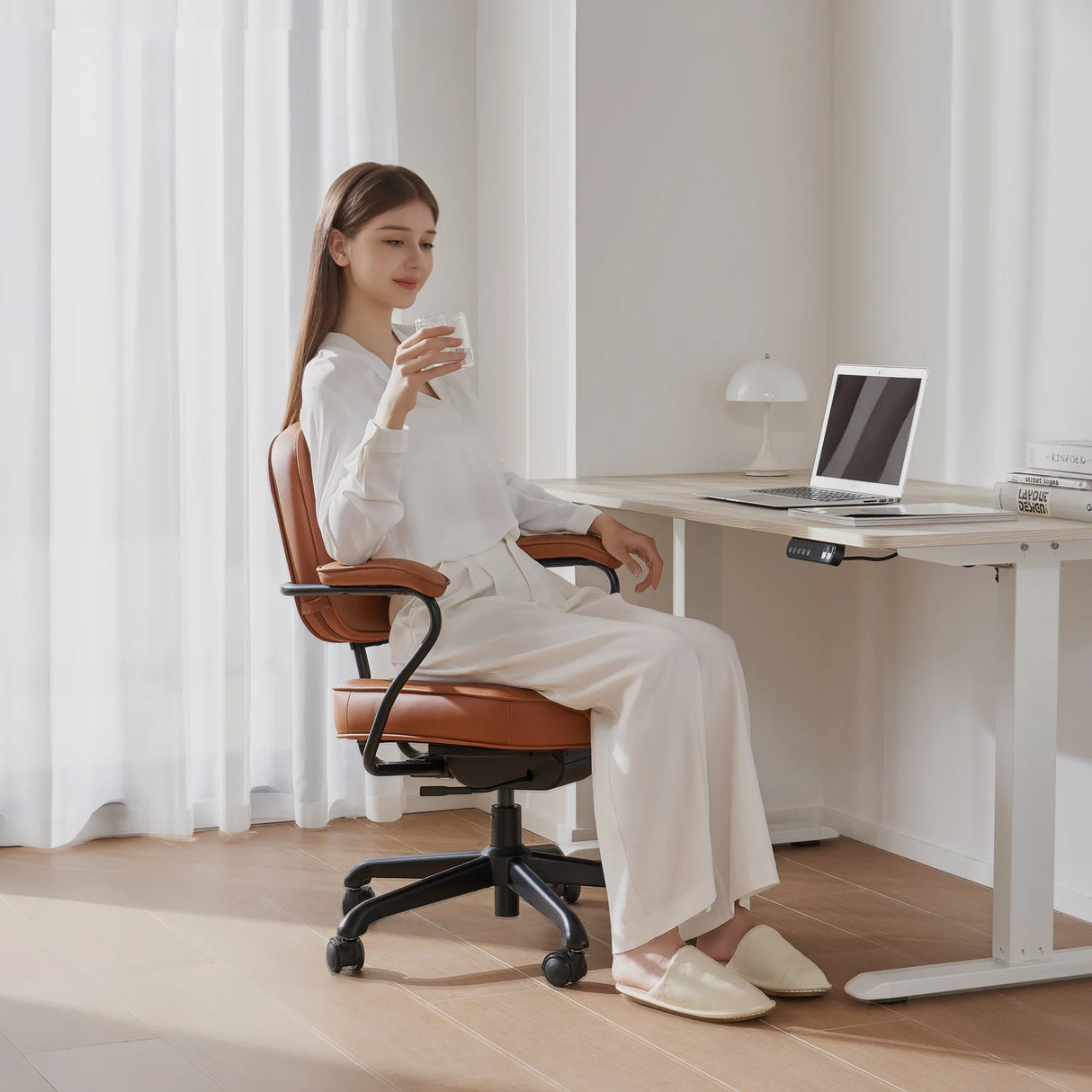 كرسي بذراعين فاخر من الجلد البني من سيهو L3D